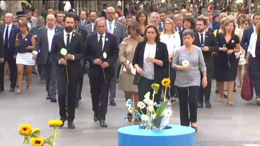 Ofrenda floral en recuerdo de las víctimas del 17-A