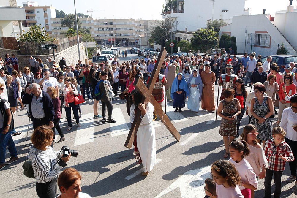 Centenares de personas asisten en el Puig de Missa a la recreación de la muerte de Jesucristo.