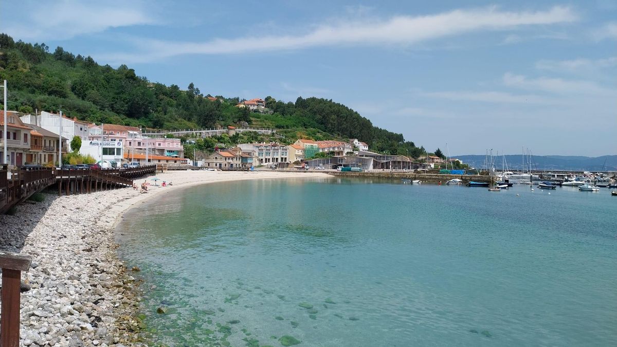 La Praia de Beluso, ayer a mediodía, después del vertido del sábado.
