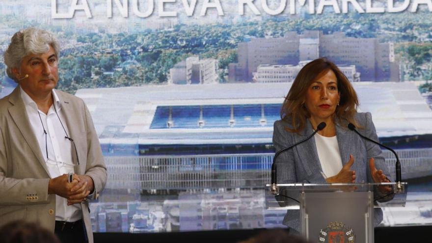 César Azcárate, arquitecto de Idom, y la alcaldesa Natalia Chueca en la presentación del proyecto, el lunes.O