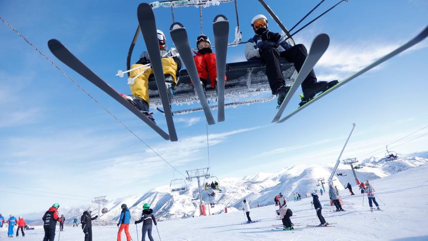 Más de 3.400 usuarios estrenan la esperada campaña de esquí en Asturias: &quot;Había muchísimas ganas de nieve&quot;