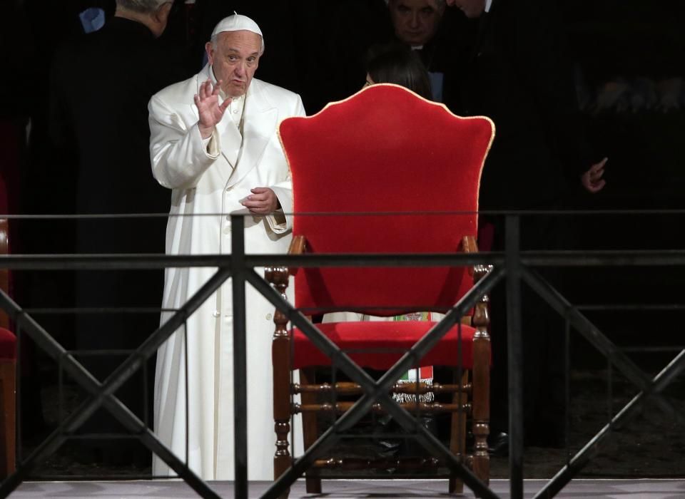 El Papa preside el Via Crucis en el Coliseo romano.