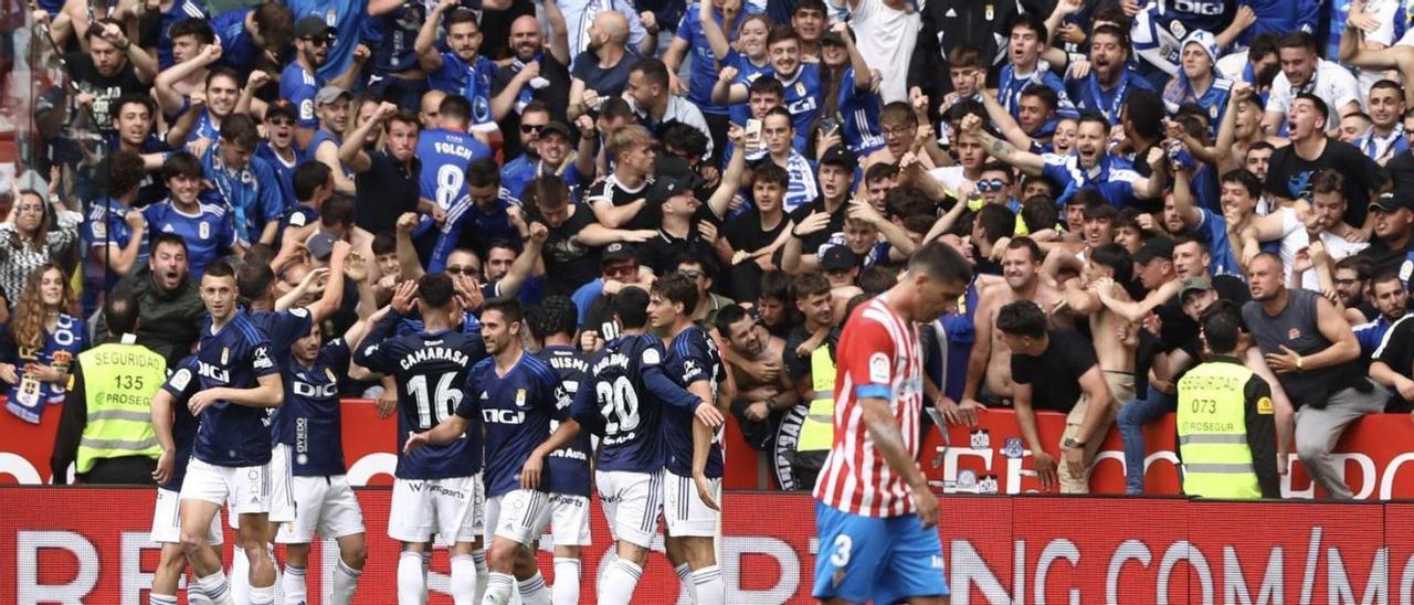 Los jugadores del Oviedo celebran su gol en El Molinón, ante la afición azul. | Marcos León / Juan Plaza