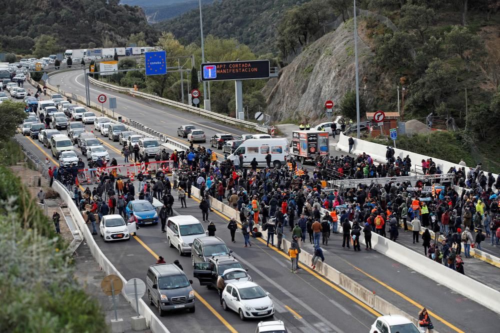 Una acció del Tsunami Democràtic talla l'AP-7 a la Jonquera