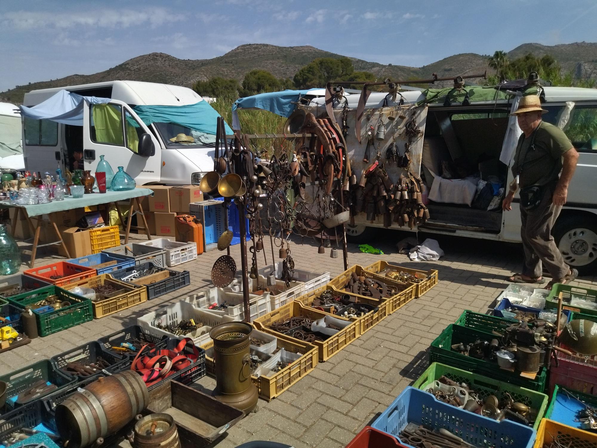 Kitsch y tradición: un paseo por el rastro de Xaló