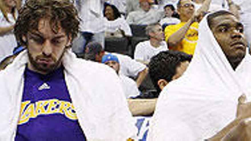 Pau Gasol, apesadumbrado en el banquillo de los Lakers