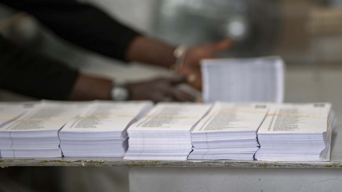 Preparación del material para las elecciones catalanas del 12M