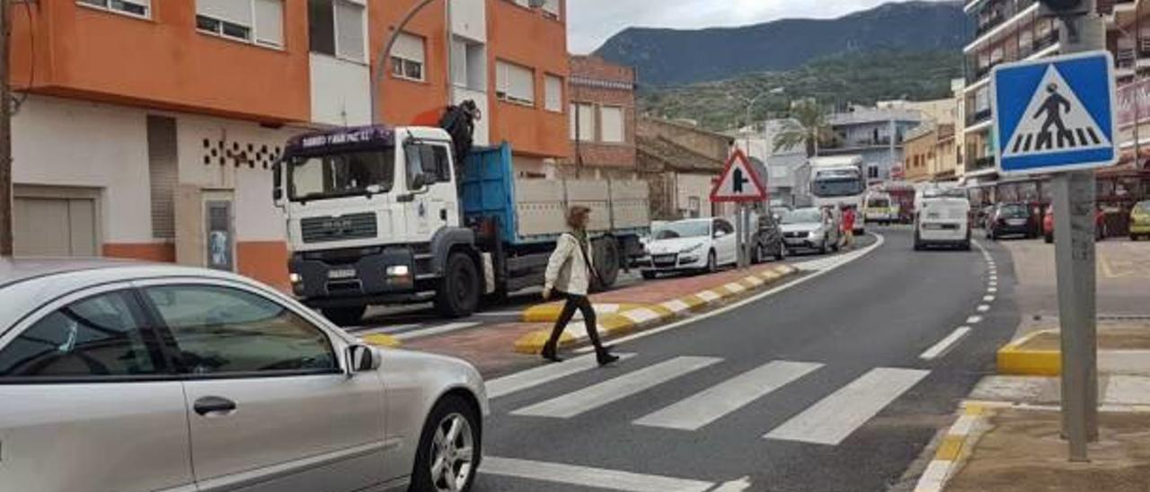 Favara soporta el paso de miles de vehículos diarios, lo que se intensifica en verano.