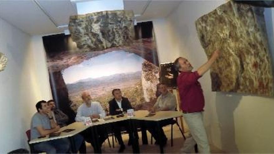 El arqueólogo Joan de Déu Boronat explica las pinturas de la Cova del Migdia.