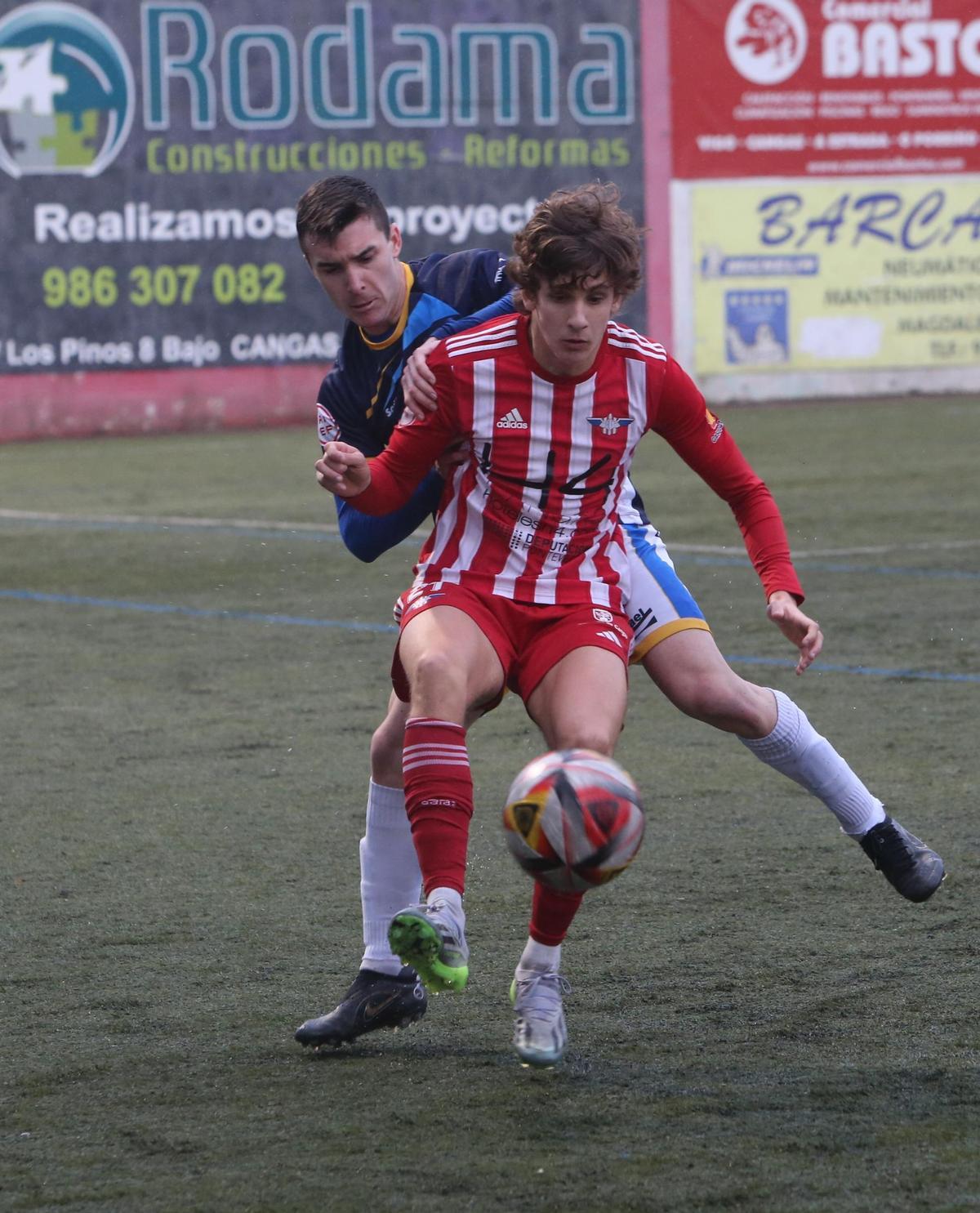 Goitia controla un balón ante la defensa de un futbolista del Arzúa en el partido del pasado fin de semana.