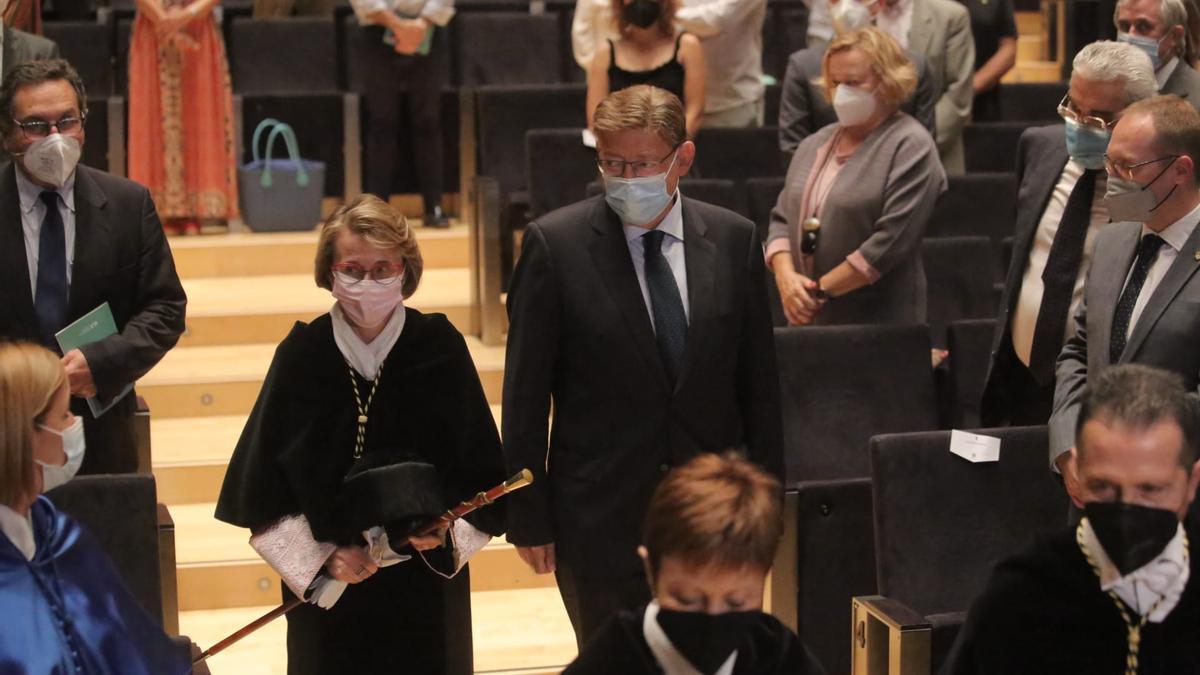 La rectora, junto al presidente Puig, en el acto de apertura del curso académico.