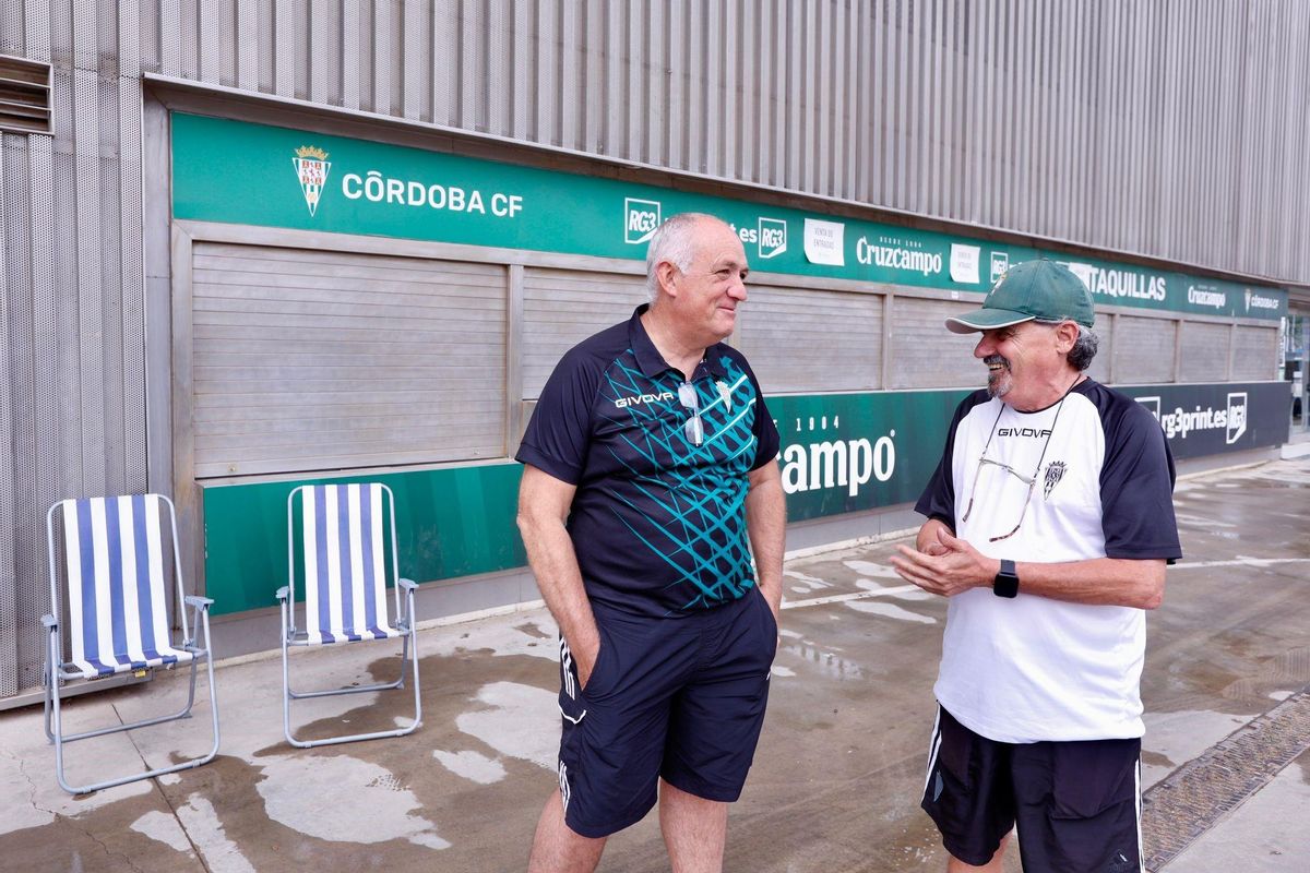 Los dos seguidores del Córdoba CF, en El Arcángel, esperando a que pongan a la venta las entradas del FC Barcelona.