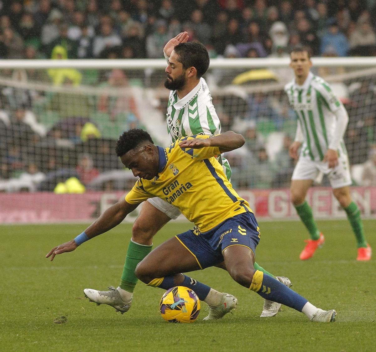 Dario Essugo pugna un balón con Dario Essugo
