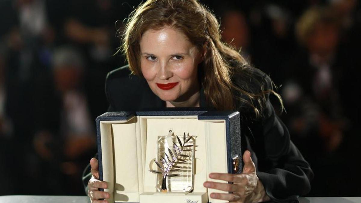 Justine Triet con su Palma de Oro en Cannes.