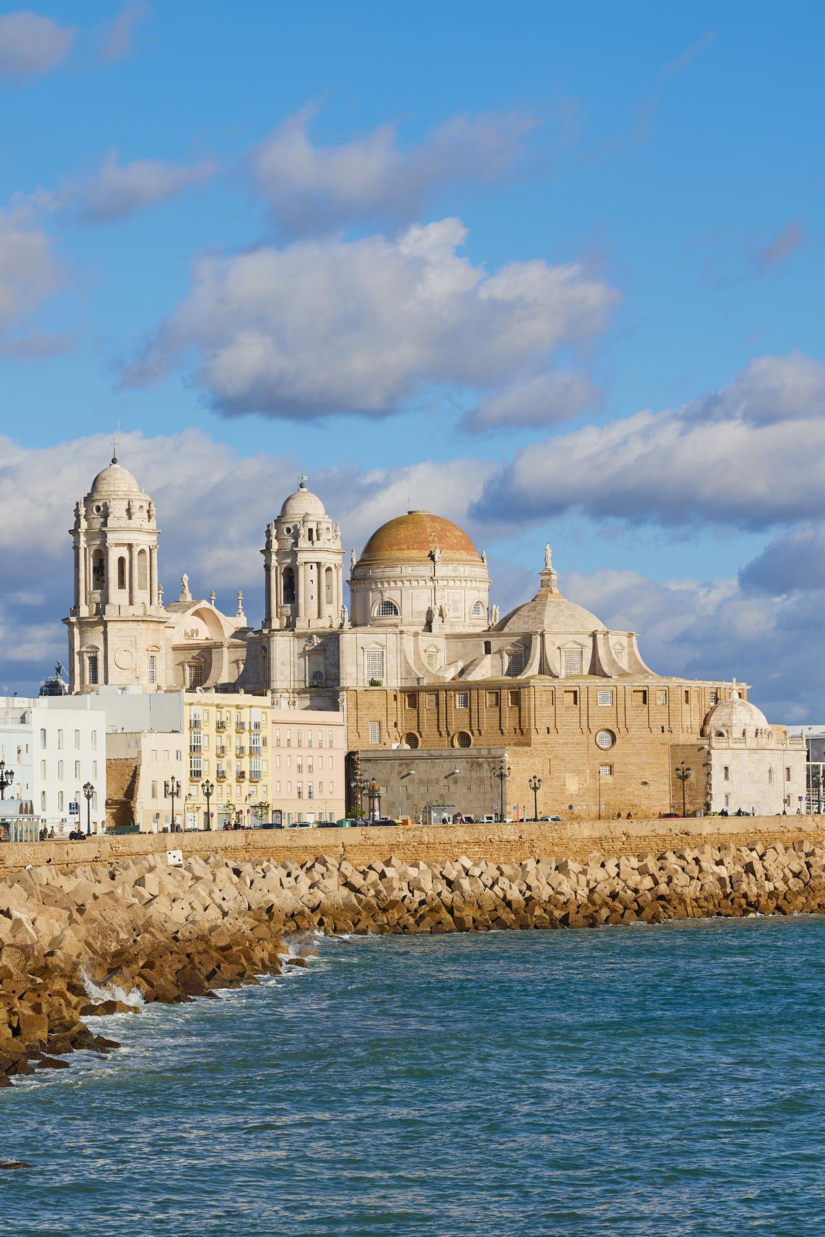 La Catedral de Cádiz a los pies del océano Atlántico
