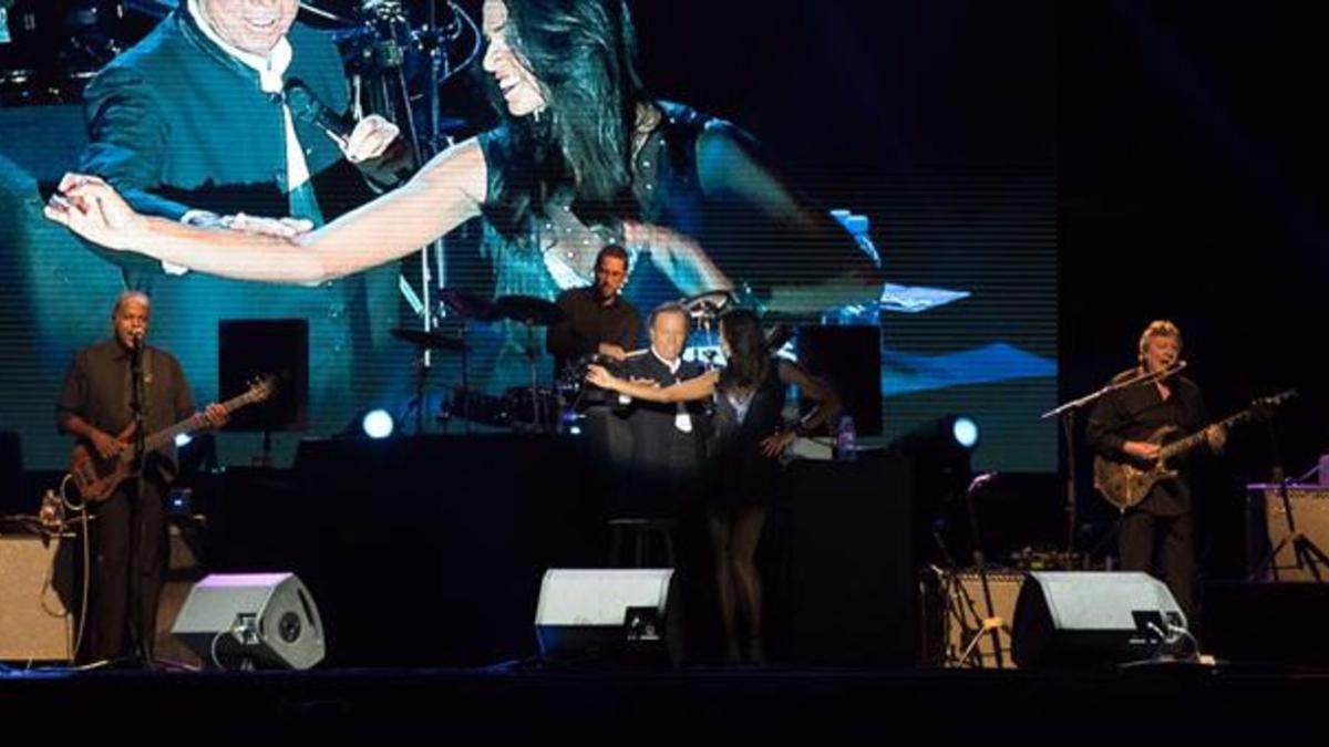 Julio Iglesias, con una bailarina, durante su actuación en el Festival Internacional de Música de Cambrils, el martes.