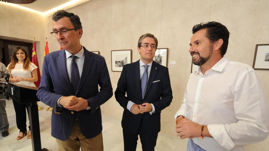 El alcalde de Murcia y el portavoz de Ciudadanos, ayer, en presencia de los concejales Martínez-Oliva, Pacheco y Pérez.