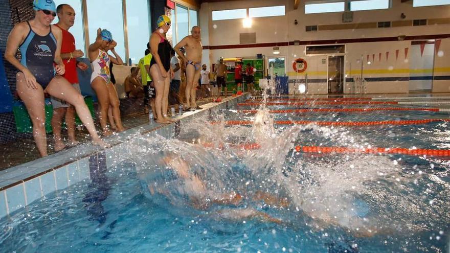 Usuarios de la piscina de Antromero, en una imagen de archivo.