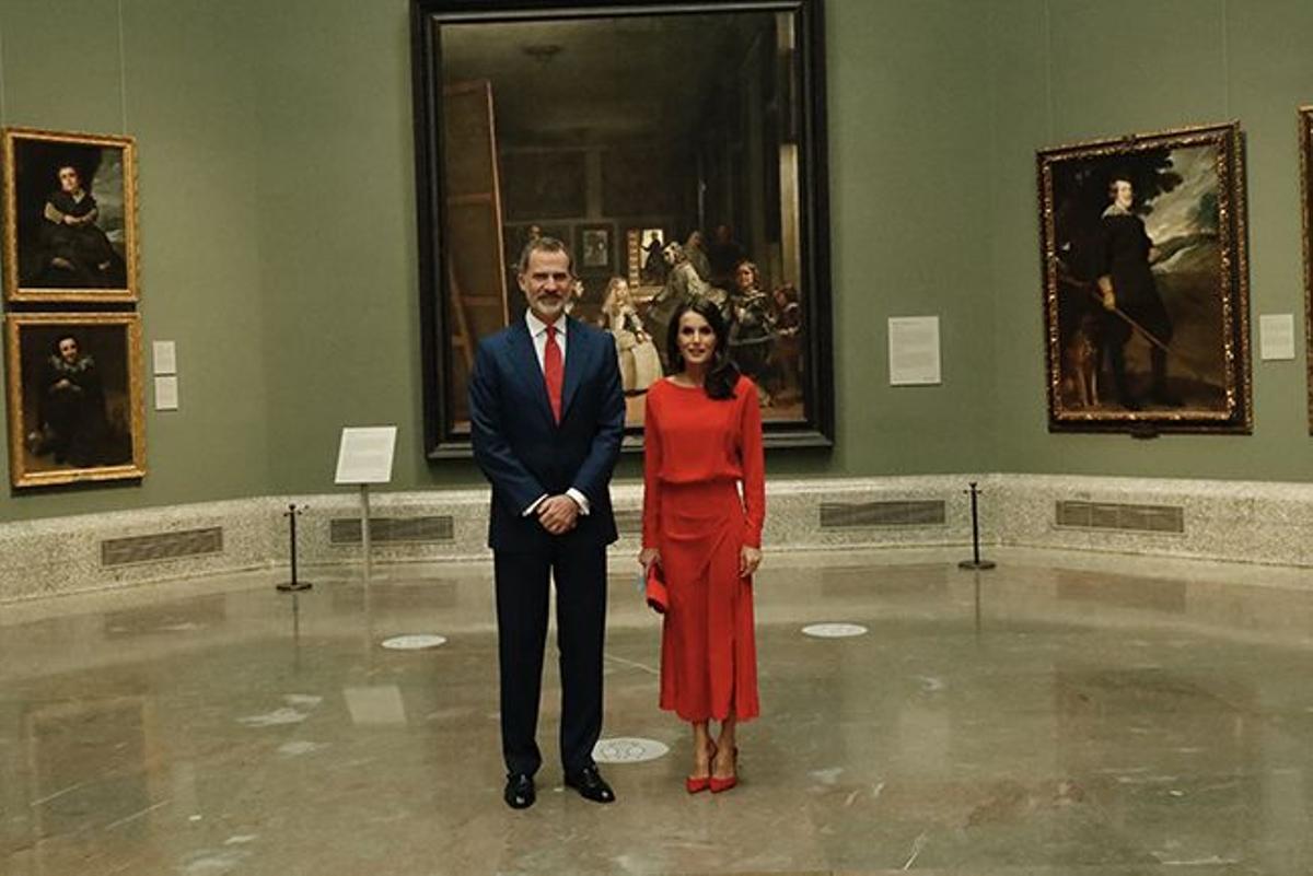 La reina Letizia con vestido rojo de Masimo Dutti