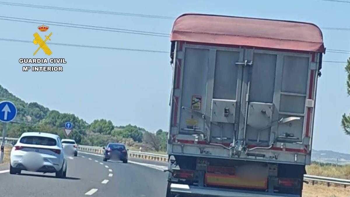 La Guardia Civil detiene al conductor de un camión por conducción temeraria en Zaragoza.