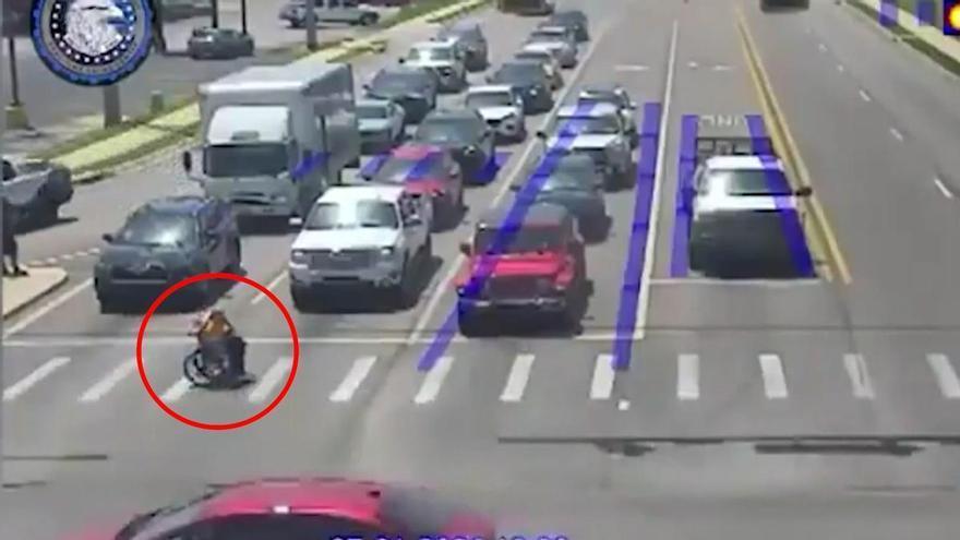 Un ‘Spider-Man’ baja del coche para ayudar a una persona en silla de ruedas y se hace viral