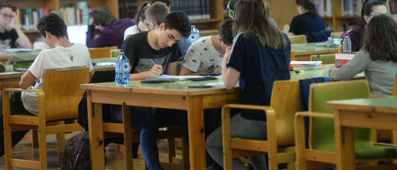 Estudiantes de bachillerato preparando los exámenes de selectividad en la biblioteca municipal Rosalía de Castro. // Noé Parga