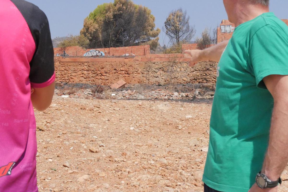 El muro que aparece en el vídeo donde se ve correr a un hombre de entre las llamas, en la Zona 0 del incendio forestal de la Vall d'Uixó.