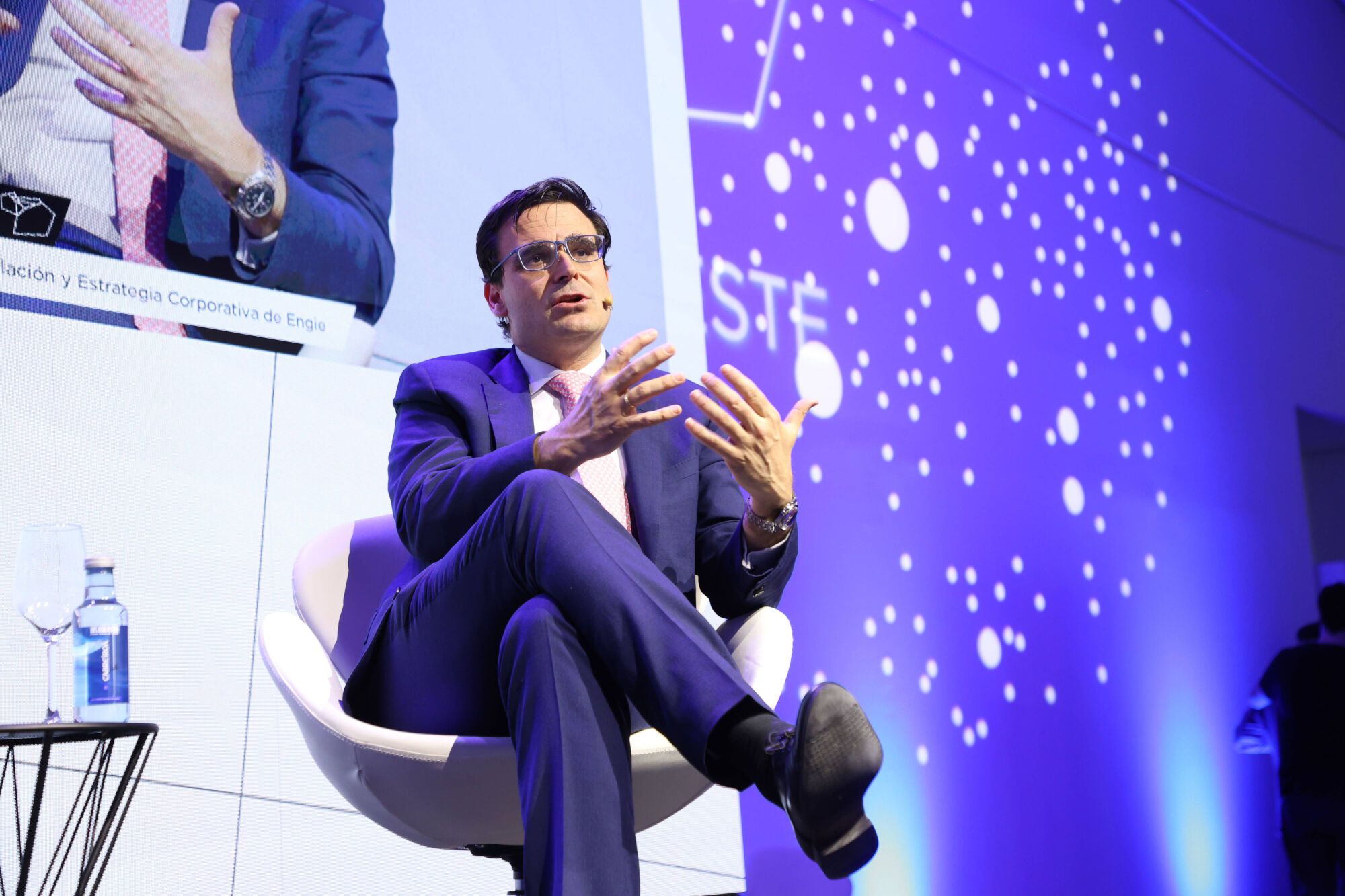 Diálogo entre Daniel Fernández Alonso, director de Comunicación, Relaciones Institucionales, Regulación y Estrategia Corporativa de Engie y Juan Carlos Lozano, jefe de especiales en Prensa Ibérica