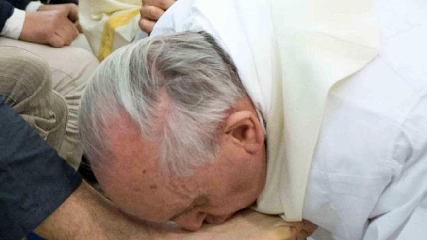 El Papa Francisco, besando los pies a uno de los jóvenes durante la misa de ayer.