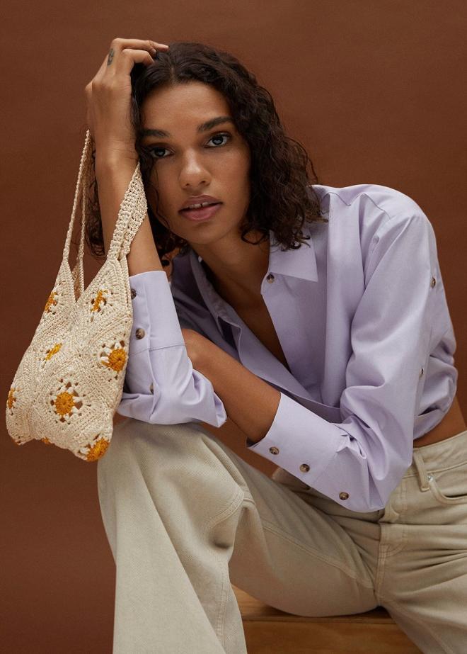 Bolso de crochet con flores, de Mango