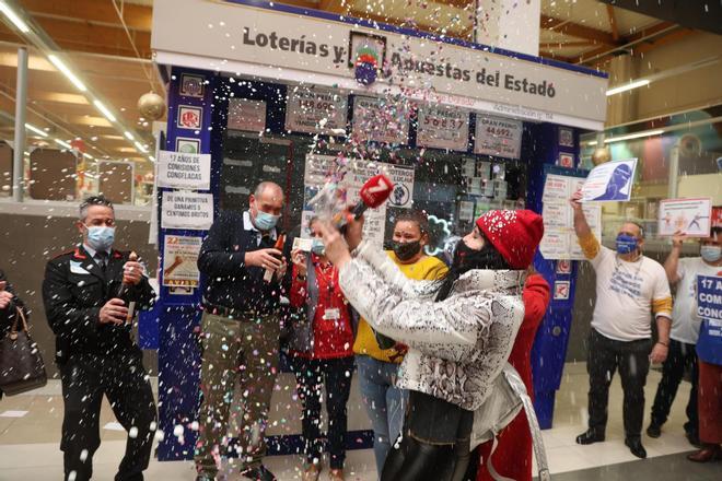 Celebración de uno de los premios de la Lotería dentro de un centro comercial