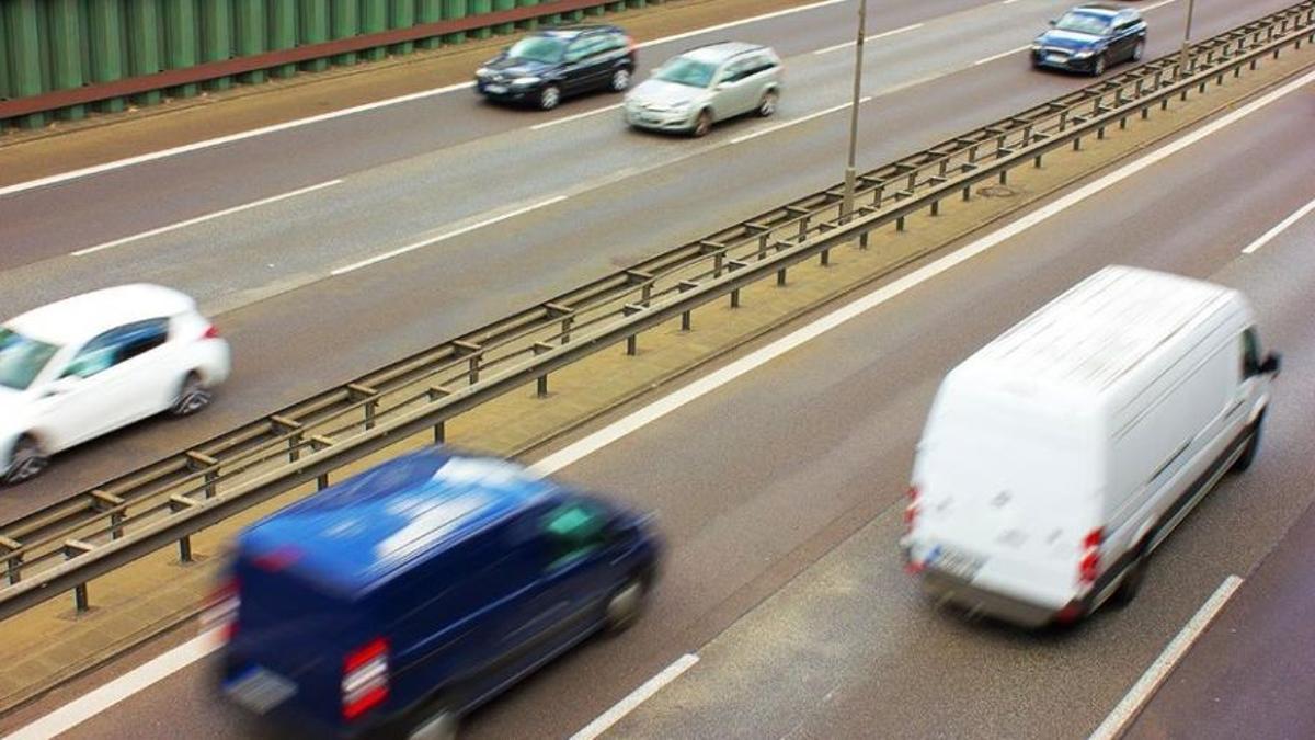 La DGT multará a quien conduzca indebidamente por el carril central e izquierdo.