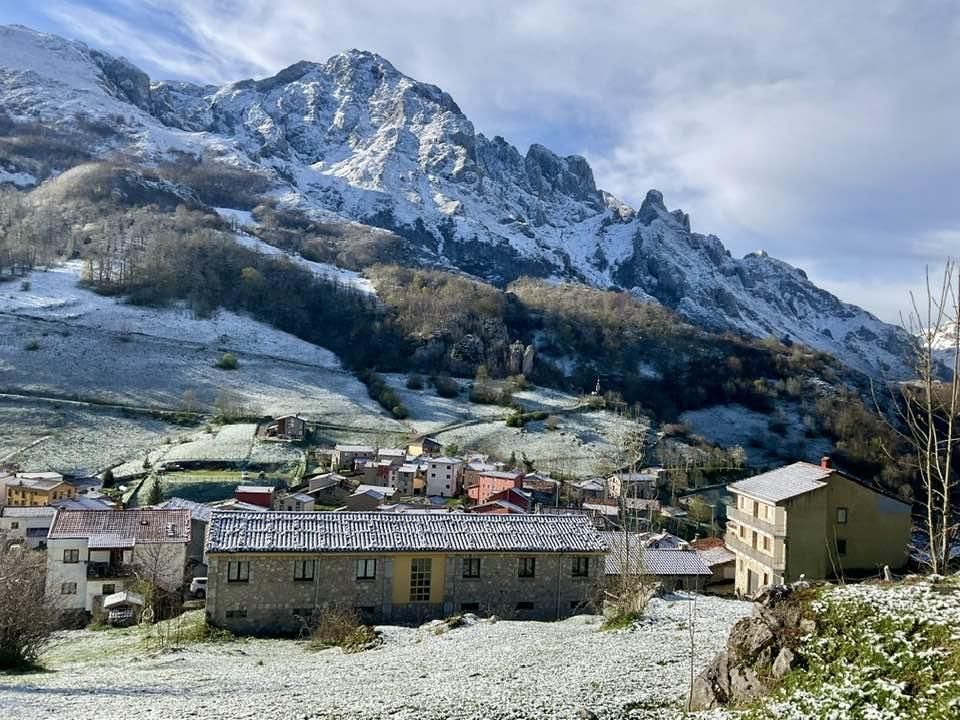Vuelve la nieve al oriente de Asturias