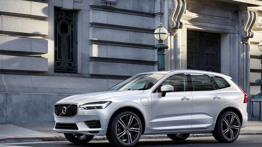 Queda patente la impronta de su hermano mayor, el XC90 tanto en la carrocería como en el interior; el equipamiento que incluye desde el nivel de acceso es muy abundante y avanzado