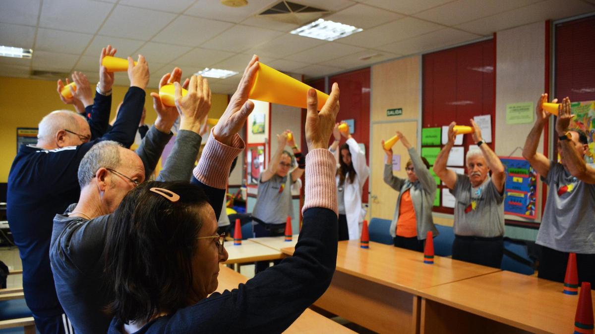 Una de las actividades en un taller de la Asociación aragonesa contra el Párkinson.