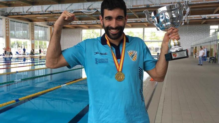 Rubén Aparisi, con la Copa de España.