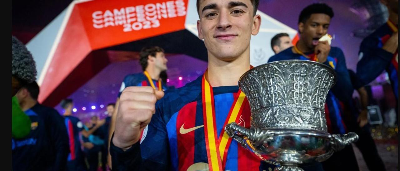 Gavi posa con la Supercopa de España donde fue elegido mejor jugador de la final contra el Madrid.