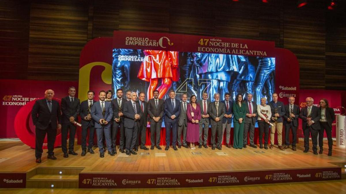 Foto de familia de los premiados y las autoridades al final de la gala de la Cámara celebrada en la EUIPO. | PILAR CORTÉS