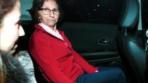 Aparecida Schunck, la suegra de Bernie Ecclestone, abandona la comisaria tras ser liberada. 