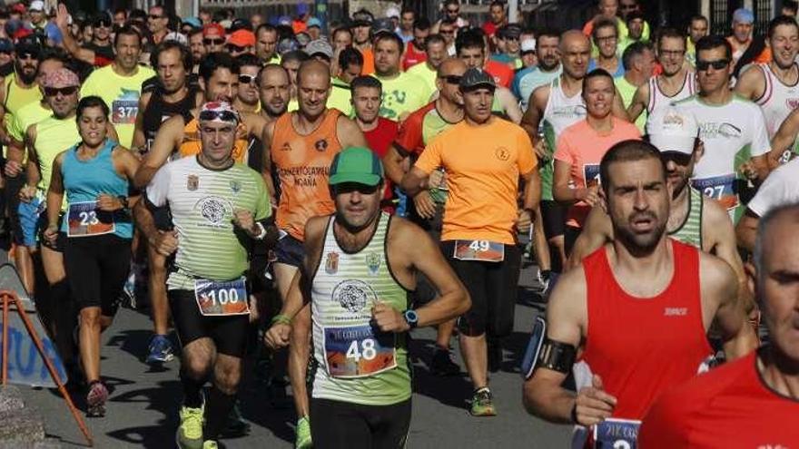 Salida desde Aldán de la pasada edición de la carrera. // S. Álvarez