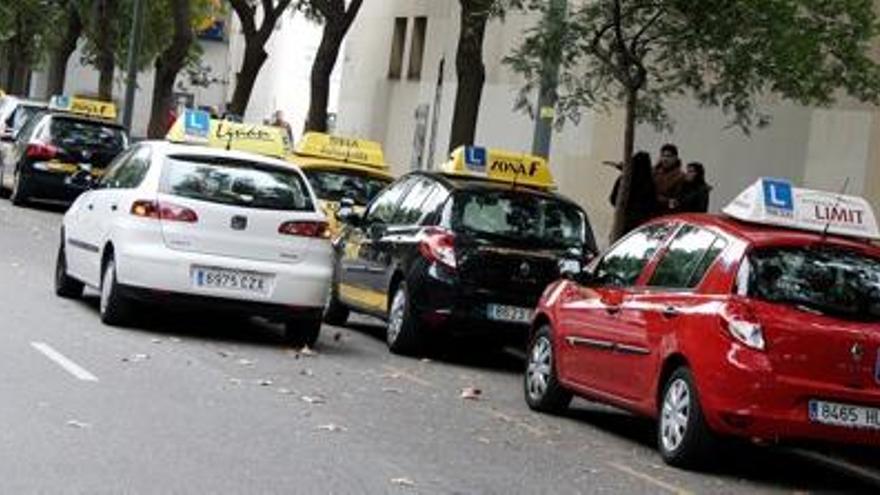 Les autoescoles avalen el nou examen del carnet de conduir