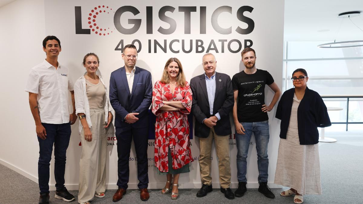 El delegat especial de lEstat al CZFB, Pere Navarro, i la directora general del CZFB, Blanca Sorigué, juntament amb els representants de Grasshopper Air Mobility, Total Logistiks, Controlt i GRONE Global Logistics.