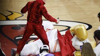 VÍDEO | Conor McGregor noquea y envía al  hospital a la mascota de los Miami Heat