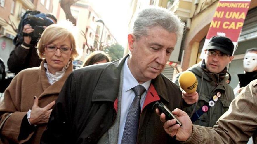 El ex secretario general de Radiotelevisión Valenciana Vicente Sanz, junto a su esposa, la diputada autonómica del PP Esther Franco, a su llegada esta mañana a los juzgados de Paterna.