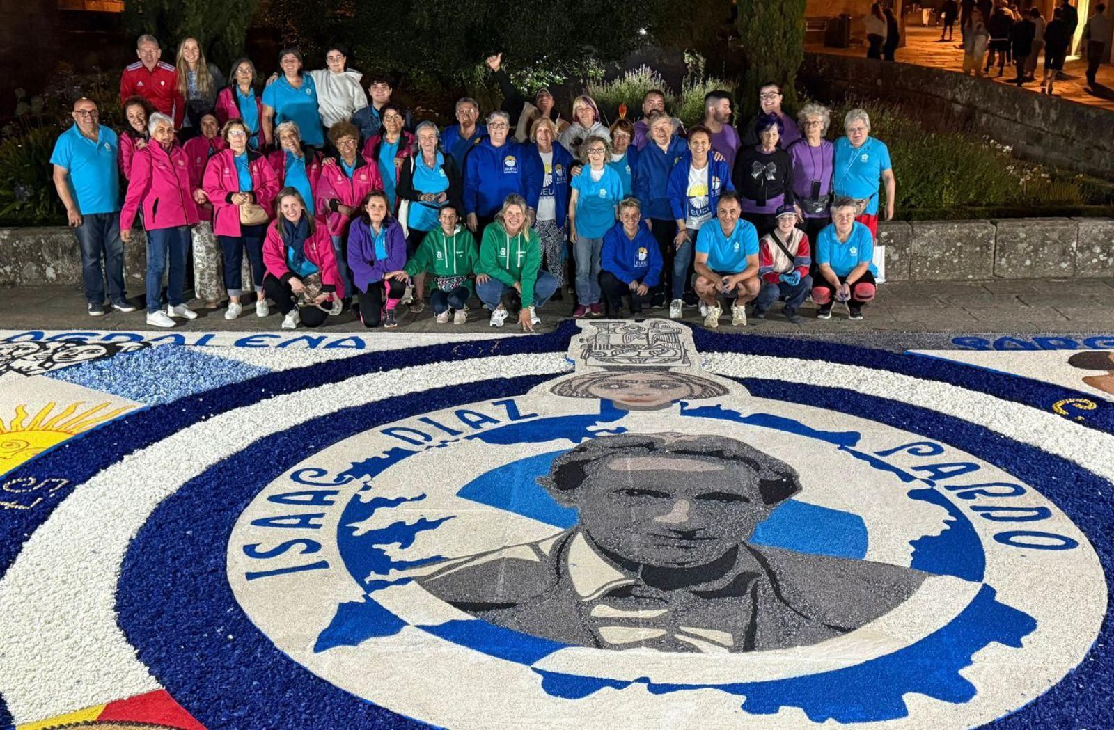 Todos los miembros de Alfombristas de Galicia, entre los que había numerosos estradenses.