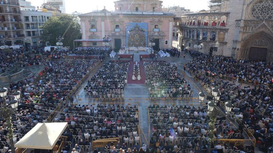 Espectacular imagen de la Plaza de la Virgen completamente llena durante la Missa d’Infants.  | VÍCTOR GUTIÉRREZ / AVAN