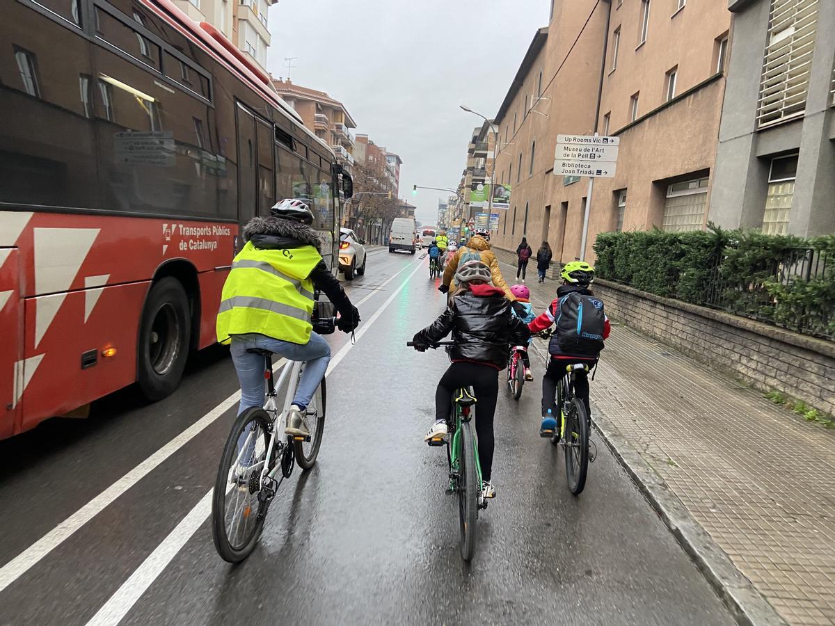 Una de las líneas de Bus Bici en marcha. En la izquierda, el motor debidamente señalizado y en la derecha, los niños y niñas que se desplazan a la escuela en bicicleta