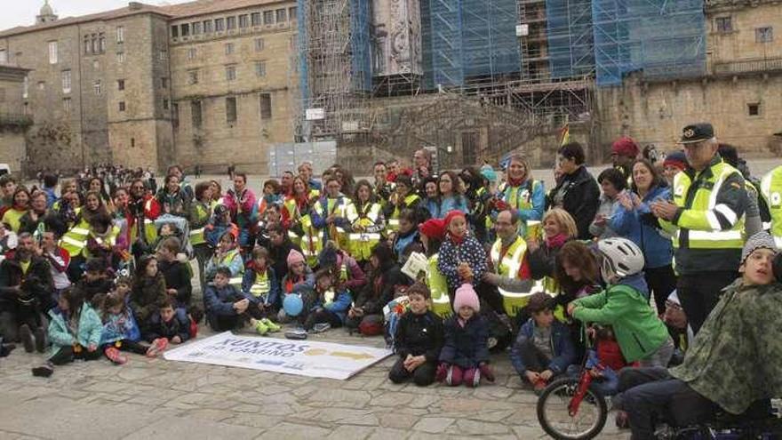 Todos los participantes, reunidos ayer en la plaza del Obradoiro tras concluir la última etapa. // Xoán Álvarez