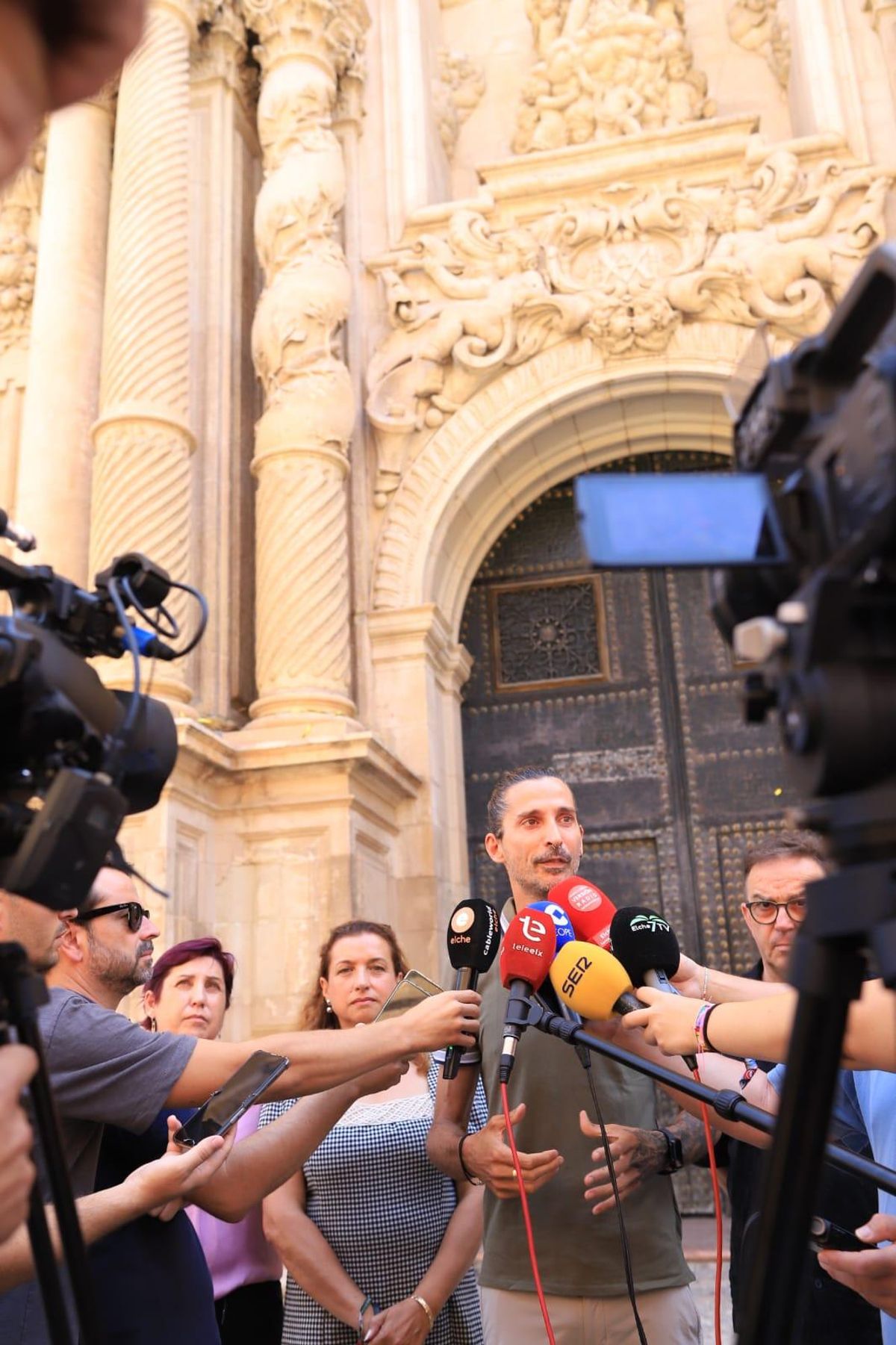 Rueda de prensa del presidente de la Ufece de Elche para anunciar que el campo tendrá su propia ofrenda, según el acuerdo que alcanzaron con el alcalde