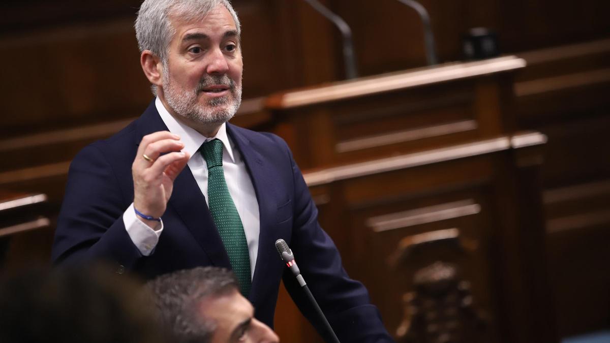 El presidente de Canarias, Fernando Clavijo, en un pleno parlamentario
